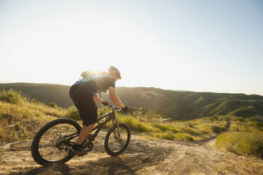 USA, Kalifornien, Laguna Beach, Mountainbiker fahren bergab - TETF01007