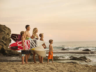 Familie mit drei Kindern (6-7, 10-11, 14-15) mit Blick aufs Meer - TETF01012