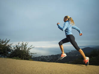 Woman running in mountains - TETF01016