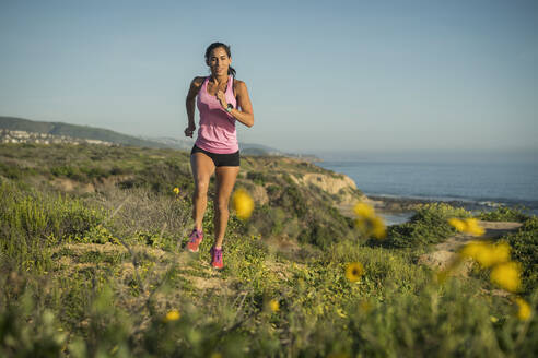 USA, Kalifornien, Newport Beach, Frau läuft entlang Klippe - TETF01020