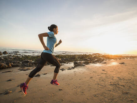 USA, Kalifornien, Newport Beach, Frau joggt am Strand - TETF01022