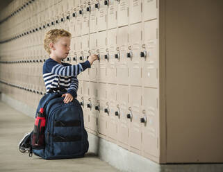 Junge mit Rucksack bei Schulschließfächern - TETF01025