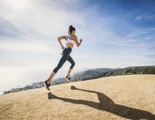 Woman jogging on mountain - TETF01027