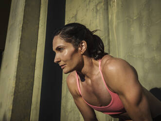 Woman resting during exercise - TETF01030