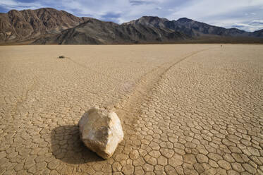 USA, California, Moving rock in desert - TETF01063