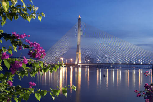 Rama-VIII-Brücke über den Fluss Chao Phraya - TETF01099