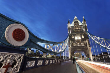 Niedriger Blickwinkel auf die Tower Bridge - TETF01103