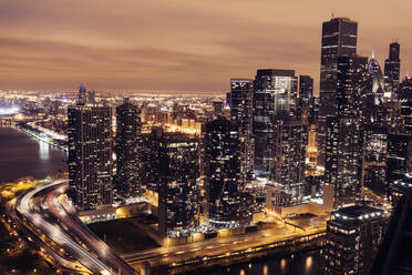 Erhöhter Blick auf den Lake Shore Drive und die Architektur Chicagos bei Sonnenuntergang - TETF01115