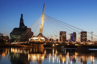 Kanadisches Museum für Menschenrechte und Esplanade-Riel-Brücke in der Abenddämmerung - TETF01133