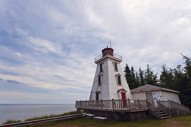 Cape Bear Lighthouse unter bewölktem Himmel - TETF01134