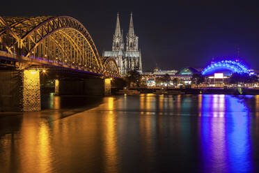 Hohenzollernbrücke und Kölner Dom bei Nacht beleuchtet - TETF01136