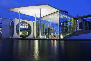 Bürogebäude des Parlaments am Flussufer in der Abenddämmerung beleuchtet - TETF01147