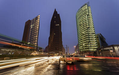 Beleuchtete Wolkenkratzer und Straßenverkehr - TETF01148