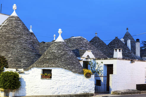 Trulli-Häuser unter blauem Himmel - TETF01165