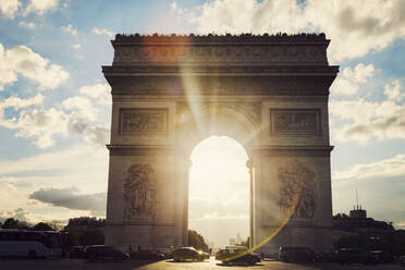 Frankreich, Paris, Arc de Triomphe bei Sonnenaufgang - TETF01175