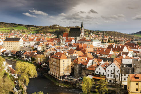 Tschechische Republik, Südböhmen, Cesky Krumlov, Gewitterwolken über der Altstadt - TETF01184