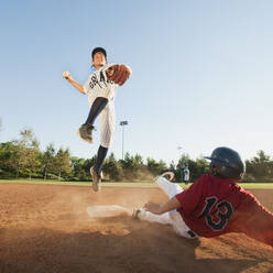 Jungen (10-11), die Baseball spielen - TETF01190