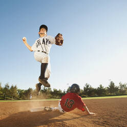 Jungen (10-11), die Baseball spielen - TETF01191