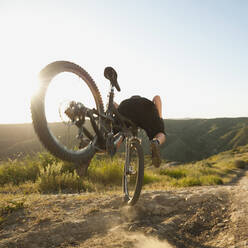 USA, Kalifornien, Laguna Beach, Mountainbiker stürzt von seinem Fahrrad - TETF01193