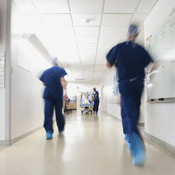 Medizinisches Team auf dem Krankenhauskorridor vor der Operation - TETF01194