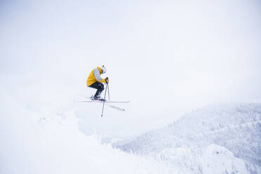 Man skiing - TETF01215