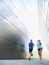 USA, Kalifornien, Los Angeles, Junges Paar joggt in der Stadt - TETF01238
