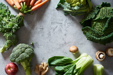 Von oben Stillleben mit frischem Obst und Gemüse auf grauem Hintergrund mit Kopie Raum - ADSF33855