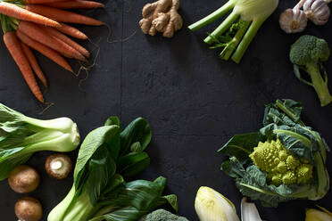 Lebensmittel-Konzept, flach legen mit frischem Obst und Gemüse auf dunklem Hintergrund - ADSF33856