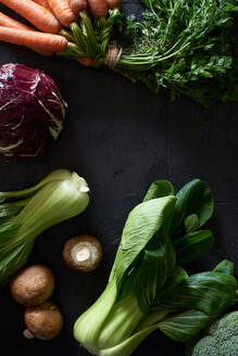 Lebensmittel-Konzept, flach legen mit frischem Obst und Gemüse auf dunklem Hintergrund - ADSF33857