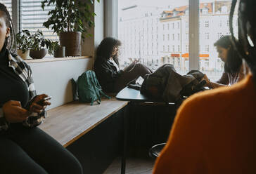 Freundinnen sitzen in der Universitätscafeteria - MASF29254