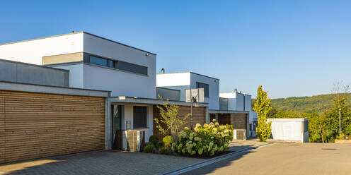 Germany, Baden-Wurttemberg, Blaustein, Modern suburban houses in summer - WDF06859
