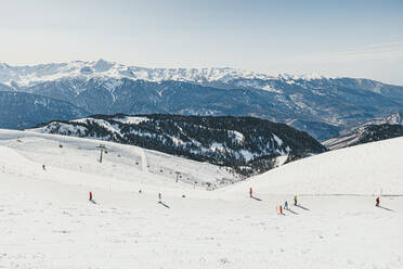 Menschen auf verschneitem Berg im Skigebiet - OMIF00731