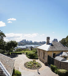 Australien, New South Wales, Sydney, Innenhof eines Hauses mit der Skyline der Stadt im Hintergrund - TETF01252