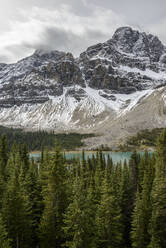 Kanada, Alberta, Banff, Schneebedeckte Berge und Bow Lake - TETF01268