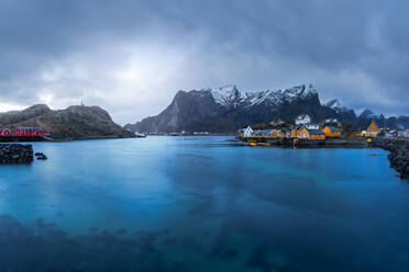 Erstaunlicher Blick auf eine kleine Siedlung mit Wohnhäusern in einer Meeresbucht nahe der bergigen Küste der Lofoten in Norwegen - ADSF33914