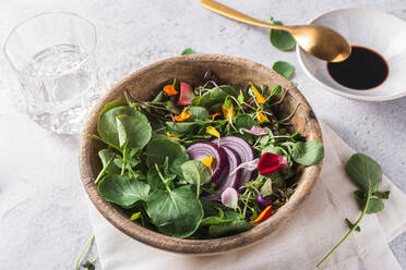 Draufsicht auf eine Holzschale mit leckerem Salat mit Sprossen und Gemüse auf dem Tisch für ein gesundes Mittagessen - ADSF33925