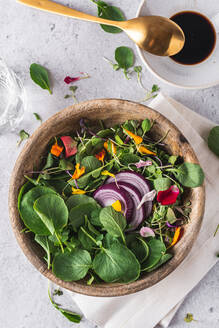 Draufsicht auf eine Holzschale mit leckerem Salat mit Sprossen und Gemüse auf dem Tisch für ein gesundes Mittagessen - ADSF33926