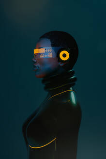 Seitenansicht Porträt einer schwarzen Frau, die eine erweiterte Virtual-Reality-Brille im Metaversum trägt - ADSF33935