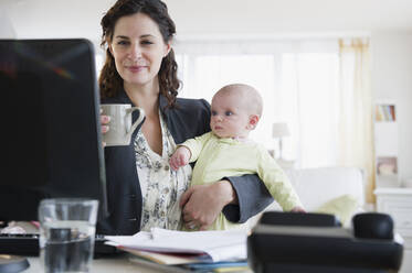 Mother with baby boy (2-5 months) working from home - TETF01272
