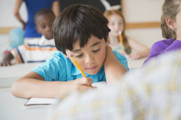 Schulkinder (8-9) lernen im Klassenzimmer - TETF01276