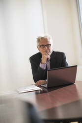 Geschäftsmann bei der Arbeit im Büro - TETF01283