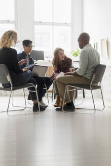 Geschäftstreffen der Freunde im Büro - TETF01287