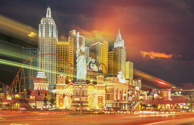 USA, Nevada, Las Vegas, Casinos und Hotels bei Nacht beleuchtet - TETF01310