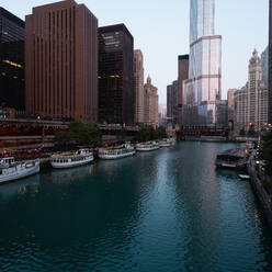 Usa, Illinois, Chicago, Downtown Gebäude und Boote am Fluss in der Morgendämmerung vertäut - TETF01321
