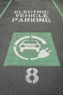 Parking space for charging electric vehicles - TETF01338