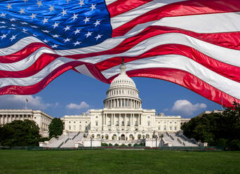 Amerikanische Flagge weht über dem Capital Building - TETF01367