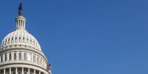USA, Washington D.C., USA Hauptstadtgebäude mit Flagge gegen blauen Himmel - TETF01368