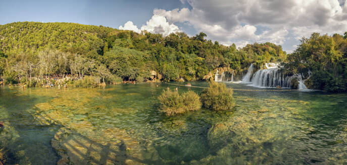 Schöne Aussicht auf den Wasserfall Skradinski Buk, Nationalpark Krka, Sibenik-Knin, Kroatien - MAMF02019