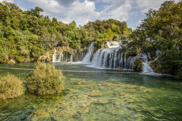 Blick auf den Wasserfall Skradinski Buk, Krka-Nationalpark, Sibenik-Knin, Kroatien - MAMF02020