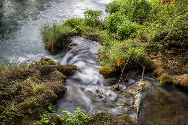 Fließendes Wasser im Bach im Krka-Nationalpark, Skradinski Buk, Sibenik-Knin, Kroatien - MAMF02035